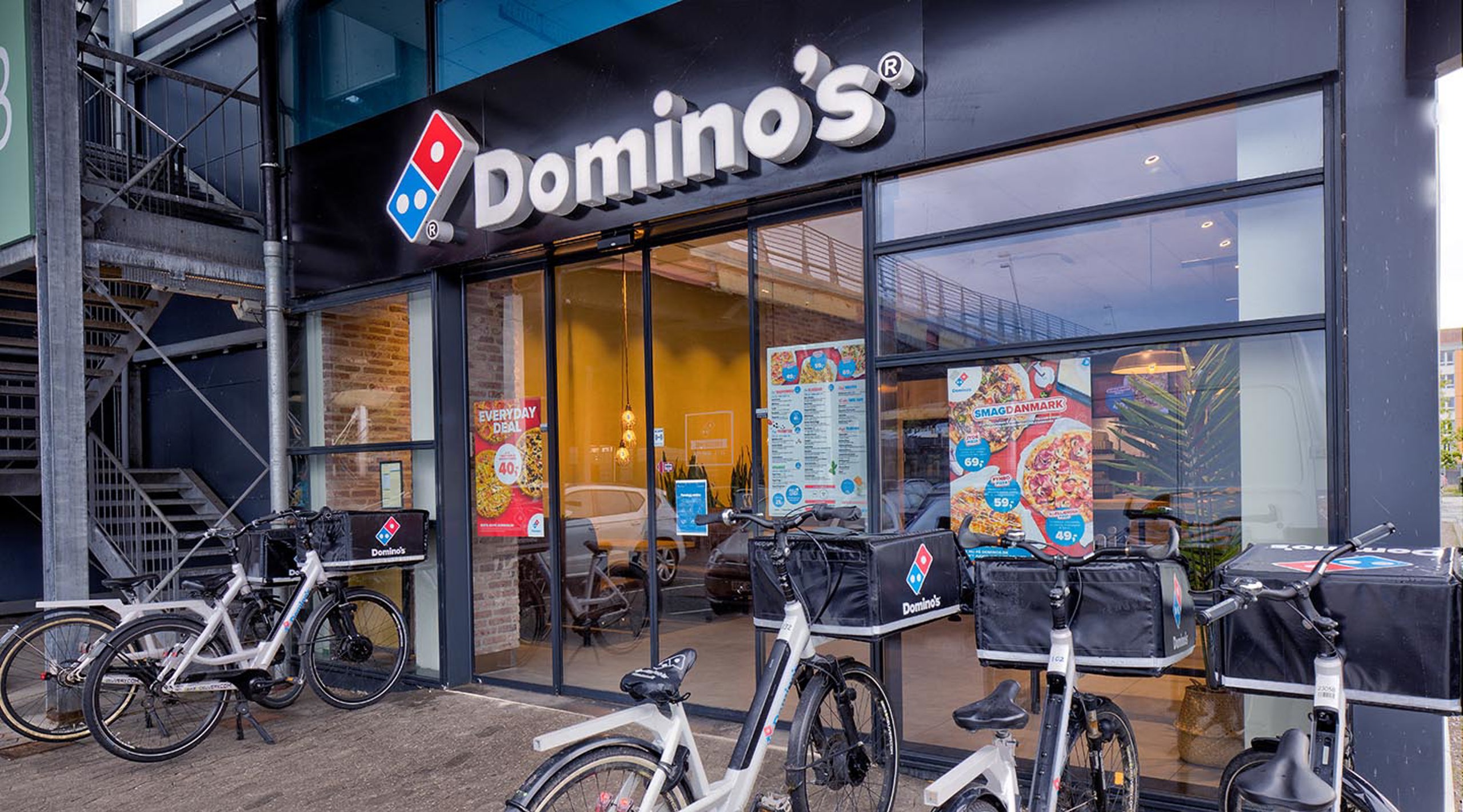 Synslinie karakter gruppe Dominos Pizza i Waves - Stort udvalg af lækre pizzaer - WAVES Shopping